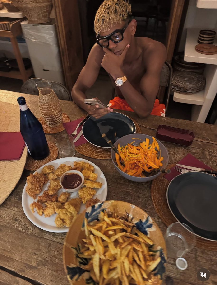 This 30 year old Spanish influencer just dragged herself into drama with 17 year old Lamine Yamal… and it’s not looking good from flirting to backlash.

What really happened between 17 year old Lamine Yamal and 30 year old Fati Vázquez 👇🏽🧵
