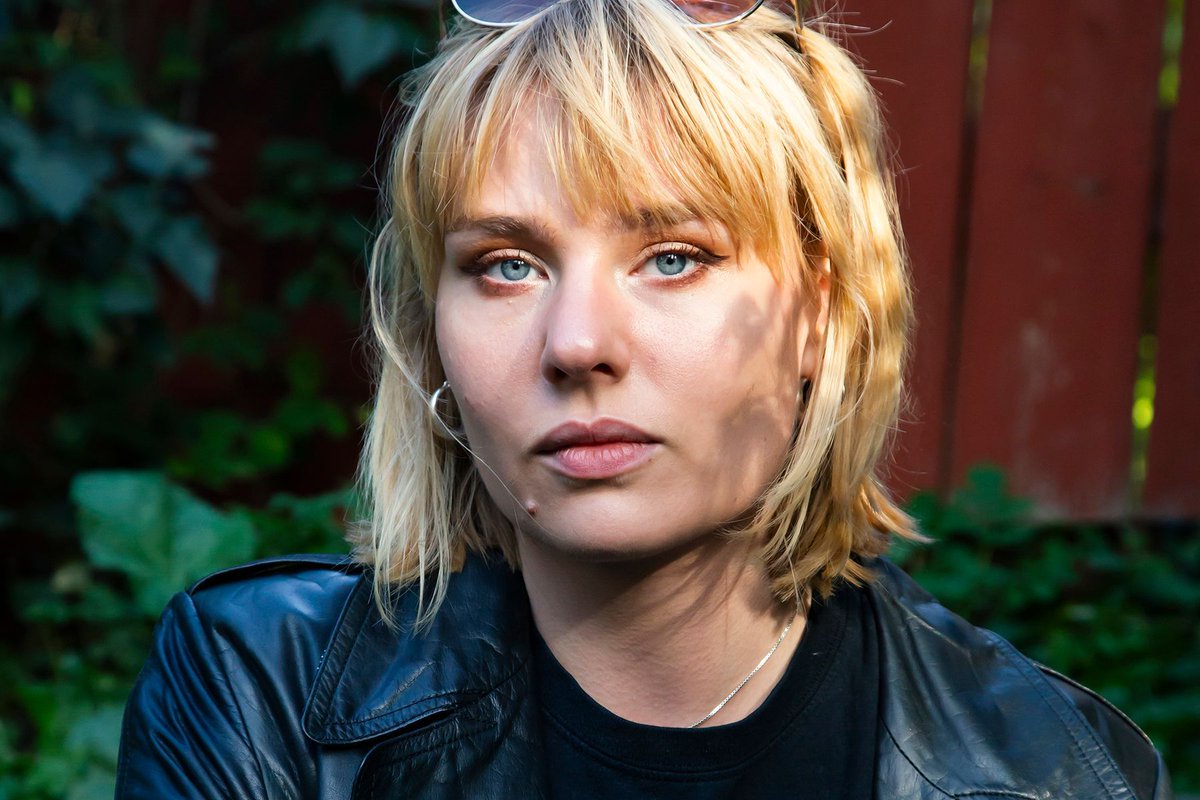 ”Åt pyttipanna i soffan. Naked Attraction på femman”. 

"Schlager om sommaren" av Ester Berg är en stabil debut om ett brustet hjärta som vägrar gå i kbt. 

flamman.se/svensk-ironisk…