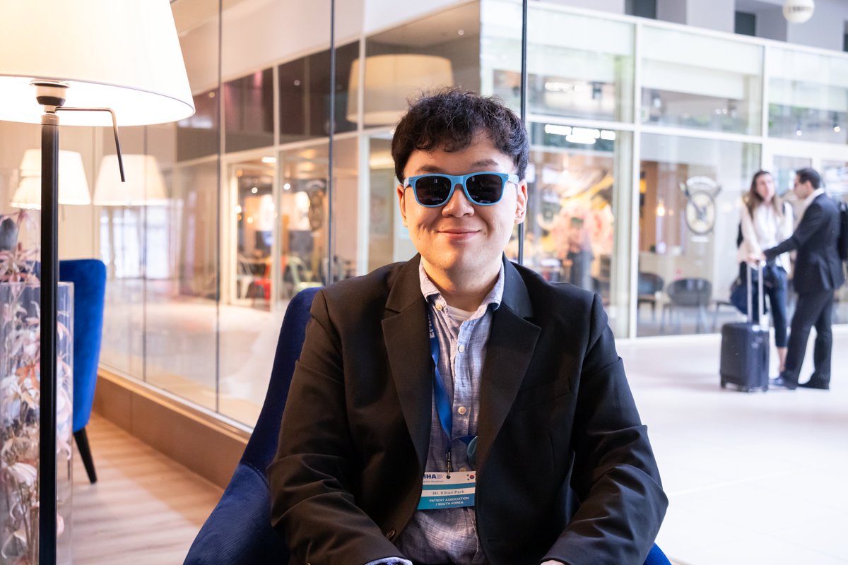 전세계적으로 6월 21일에는 선글라스를 쓴 사진😎을 올려서 #편두통 을 알리는 #ShadesForMigraine 라는 이벤트가 열리는 날이에요.

아무리 생각해도 괜찮은 사진을 찍을 자신이 없어서😅 지난 #MHIPAS2025 때 EMHA에서 찍어주신 사진을 올려봅니다.