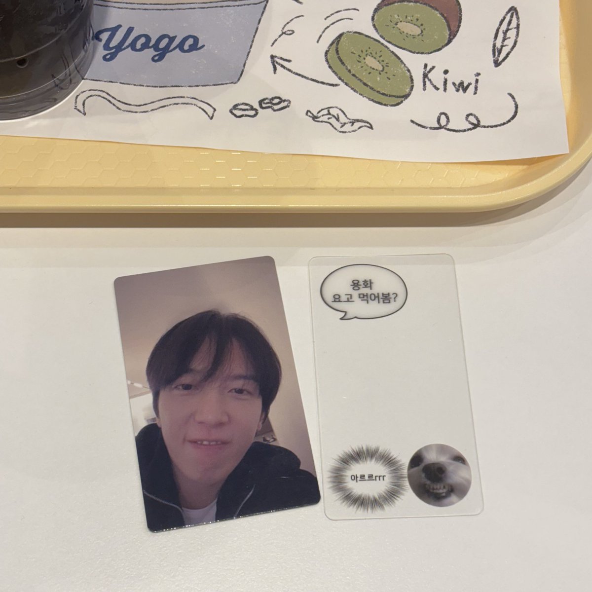 CNPASS0114's tweet photo. 지금, 용화생카 와야하는 이유!🫢
용화요고먹어봄? 디저트 포카랑 아르르 투명포카랑 조합하면 을매나 기엽게요~~?!
*투명포카는 22, 23일 상이합니다.
#정용화 #정용화생카 #용화생일 #정용화생일카페 #CNPASS #아르르 #아르르포카 https://t.co/3XGylS2lbu