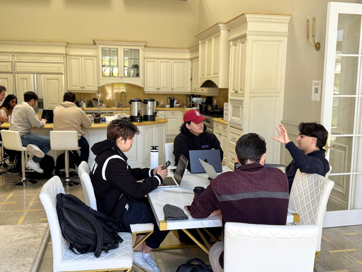 Filewing_'s tweet image. 🤩Just stepped into this castle — it&apos;s where one of our #Filewing dev teams is based.

🧑‍💼Every corner is alive with focused discussions and development.

✊We&apos;re working full throttle to bring @Filewing_ , the Web3 governance-layer chain, to life

#Web3 #BUIDL #Web3Infrastructure