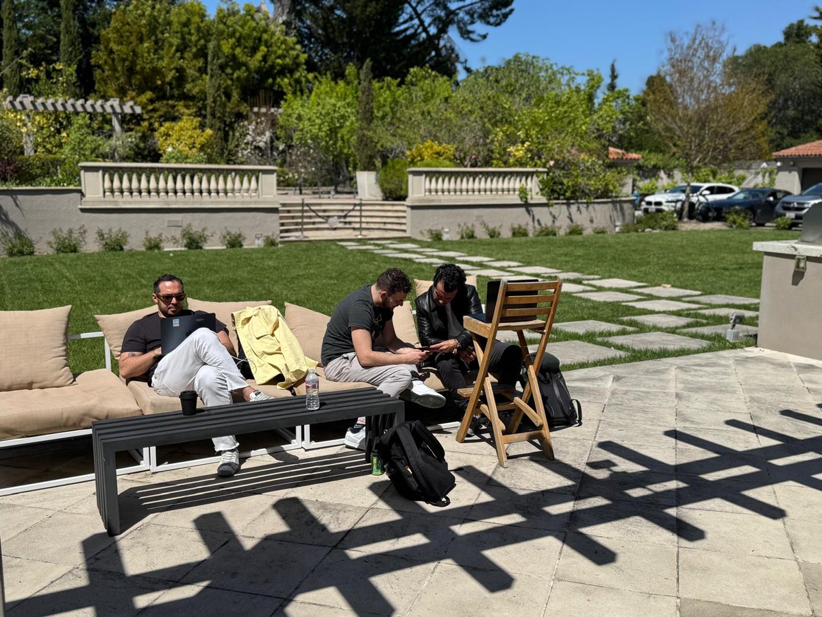 Filewing_'s tweet image. 🤩Just stepped into this castle — it&apos;s where one of our #Filewing dev teams is based.

🧑‍💼Every corner is alive with focused discussions and development.

✊We&apos;re working full throttle to bring @Filewing_ , the Web3 governance-layer chain, to life

#Web3 #BUIDL #Web3Infrastructure