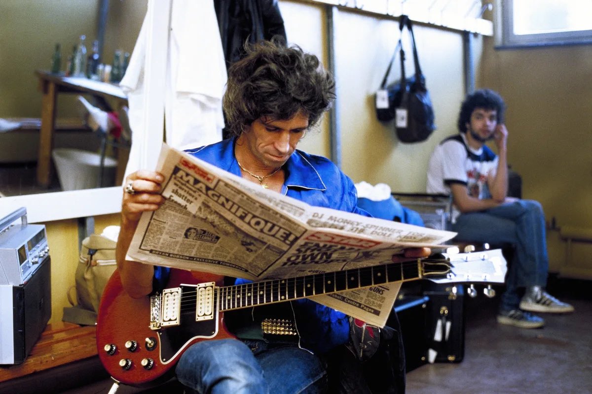 RollingStones's tweet image. When you need to stay in tune with world events and world tours..
@officialkeef
📸: Dennis O’Regan, 1982