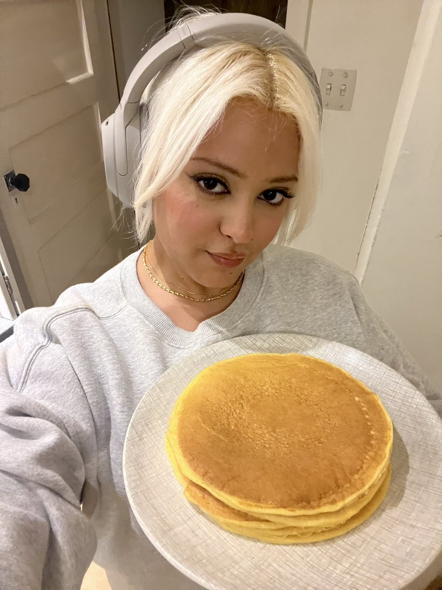 i present to you…cottage cheese pancakes!! 50g protein 540ish cals