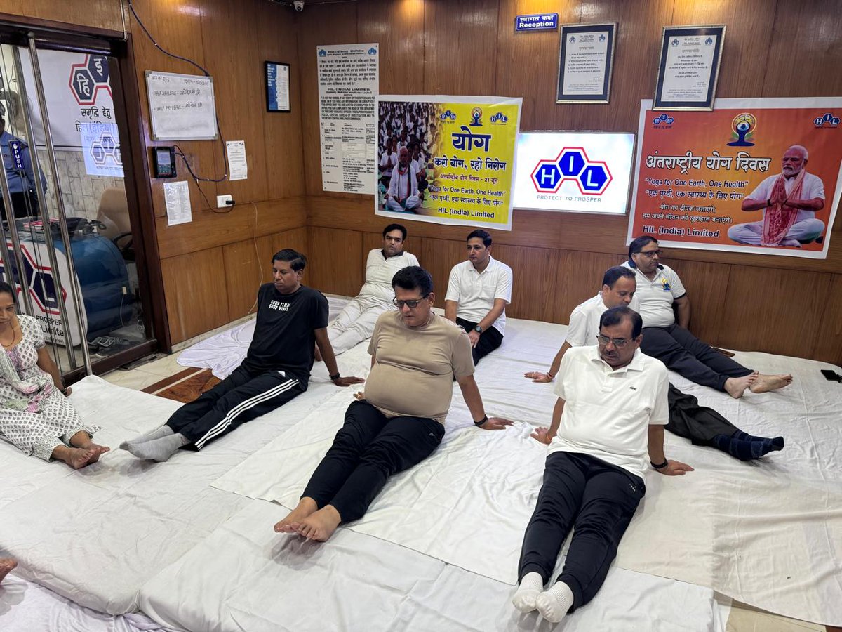 आज दिनांक 21.06.2025 को हिल (इंडिया) लिमिटेड के प्रधान कार्यालय में अंतर्राष्ट्रीय योग दिवस के अवसर पर योग प्रशिक्षण कार्यक्रम का आयोजन किया गया। इस प्रशिक्षण कार्यक्रम में अध्यक्ष एवं प्रबन्ध निदेशक और निदेशकों के साथ सभी कार्मिकों ने भाग लिया।

#InternationalYogaDay2025