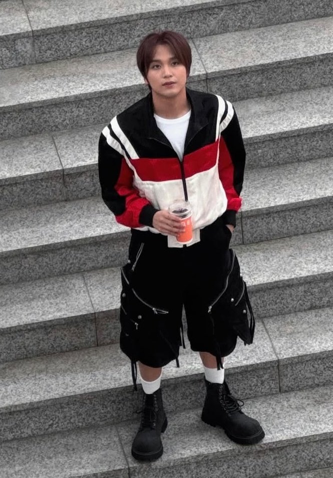 I can't tell if this is a holo teaser, a dream comeback teaser or just his own clothes