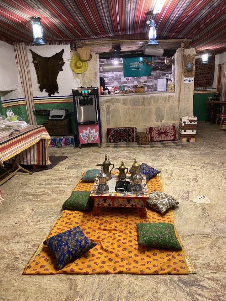 مقهى شعبي وسط أبها في منطقة عسير
Traditional coffee shop at the center of Abha in Aseer Province