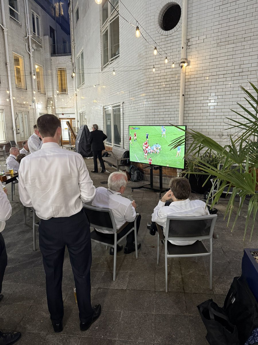 Two things on the Friday night agenda: visit Lodge Sine Nomine No.10000 and watch the <a href="/lionsofficial/">British & Irish Lions</a> take on #Argentina. Ticked both off, plus pizza in the Freemasons’ Hall courtyard was a bonus! 🍕🇦🇷🦁🏉 

#Freemasonry