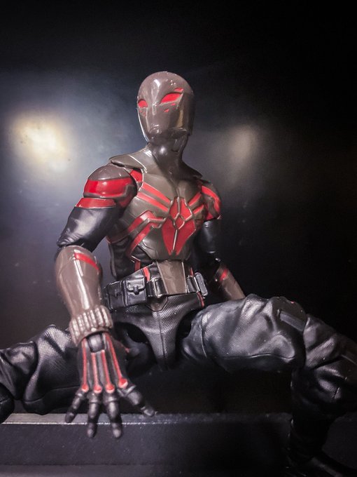 マーベルレジェンドのブルックリン2099スーツカッコいいな。
デザインの割に足がよく開く。足首にも回転があるのでつま先の向きを調節できる。
ところどころ色足したい。(h 