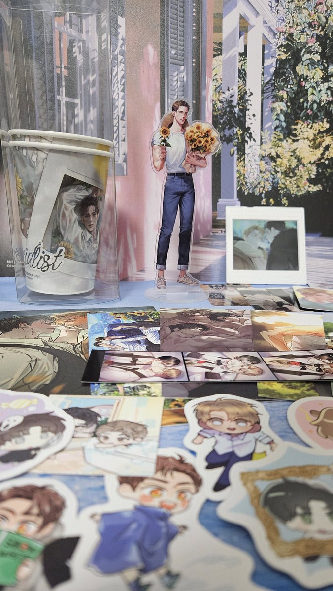 레이몬드 생일 축하 카페 협력했던 것 받았어요🥹
이것봐라 앨리스 달튼전 다녀왔다 하는 사람처럼 찍혀서 잘 안보이지만ㅠㅠ 정말 굿즈 특성마다 종이재질이 각각 다르고(진짜디테일 충격) 너무 아름다웠습니다...ㅠ
 
휴가 시작과 동시에 받으니 이게 웰컴 드링크 같네요 달달하다😍