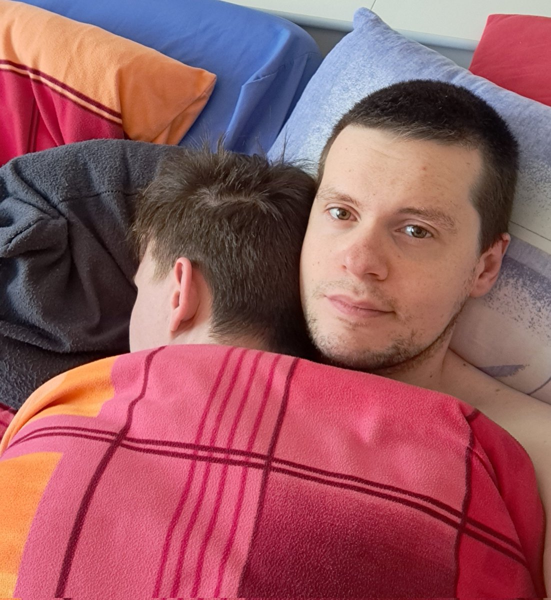 Ein letztes Mal heute mit meinem Schatz gemeinsam aufgewacht und gekuschelt ❤️🥰 ... ab morgen gibt's das dann aber erstmal nicht mehr, denn er muss heute wieder nach Hause 😔😢

Wir wünschen euch einen schönen Samstag und ein tolles Wochenende. ☀️🫂🍀