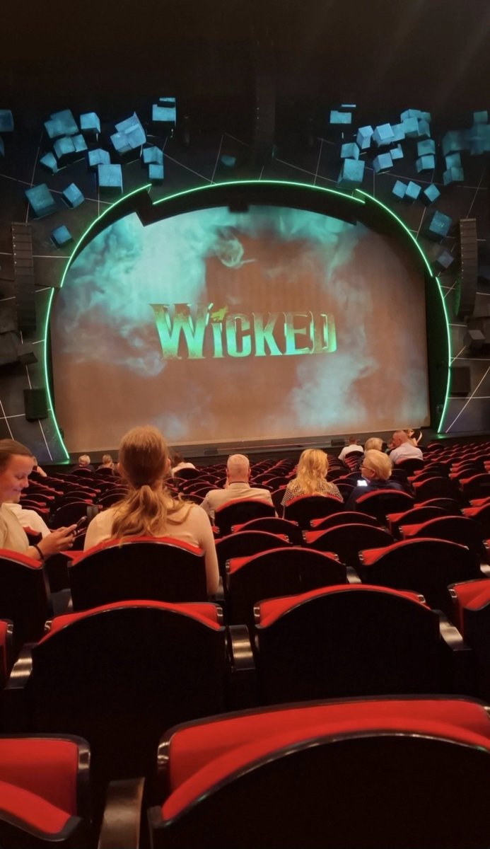 Melduję się z teatru. 💚🩷