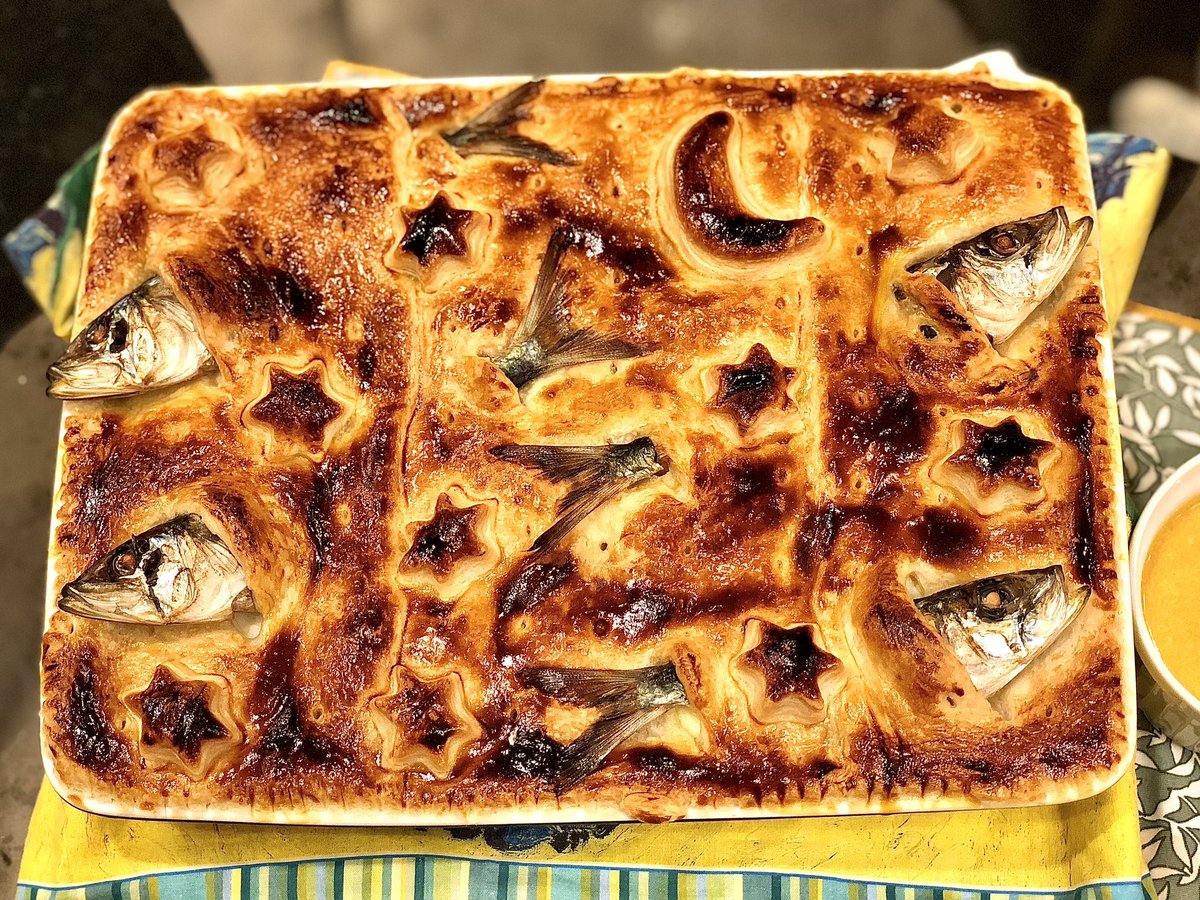 debukashi's tweet image. スターゲイジーパイ焼けましたわ〜！！！

イギリスの地方のマイナーパイなのに日本のインターネットでは大人気ですわね〜！！
味はイワシとじゃがいもが合わないわけないのでめっちゃ美味しいですわ！！
マスタードソースつけるレシピがあって真似したら酸味も出て美味しいですわね〜！！