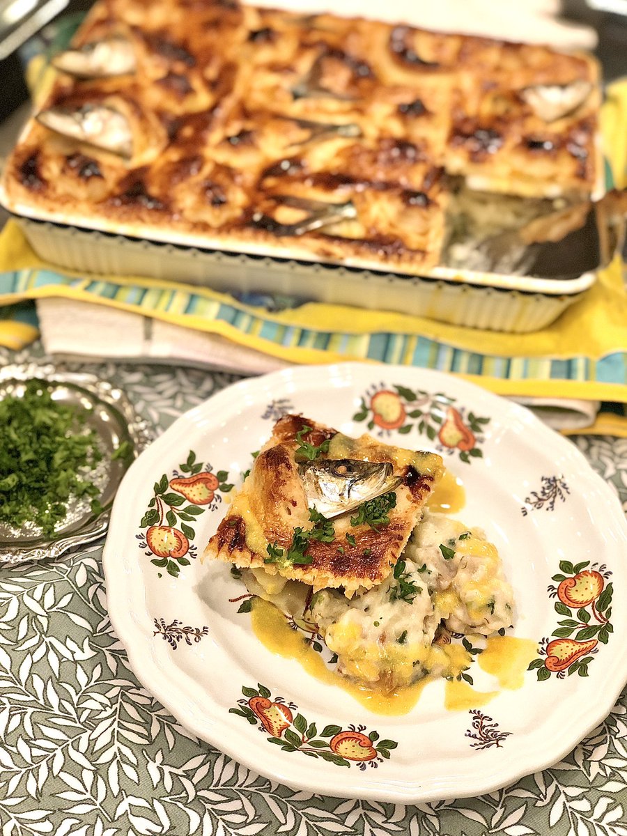 debukashi's tweet image. スターゲイジーパイ焼けましたわ〜！！！

イギリスの地方のマイナーパイなのに日本のインターネットでは大人気ですわね〜！！
味はイワシとじゃがいもが合わないわけないのでめっちゃ美味しいですわ！！
マスタードソースつけるレシピがあって真似したら酸味も出て美味しいですわね〜！！