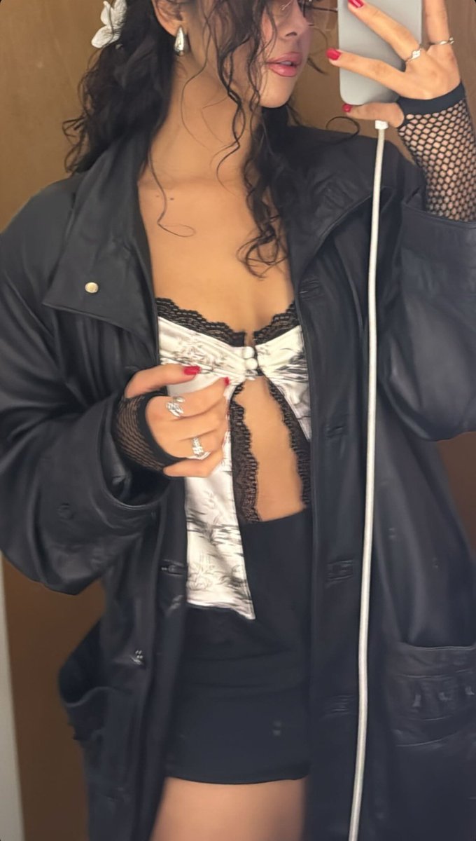 ryujtoxic's tweet photo. Essa mulher vai me matar https://t.co/fIDfJHrWH2