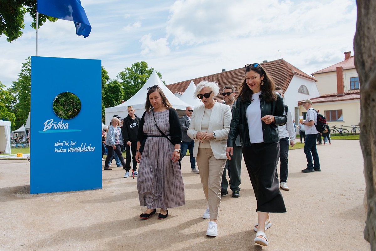 Sarunu festivāls LAMPA (@festivalslampa) on Twitter photo Paldies Saeimas priekšsēdētājai <a href="/DaigaMierina/">Daiga Mieriņa</a> par apciemojumu un novērtējumu!
Saruna ir demokrātijas pamats, un mums ir patiess prieks, ka LAMPAS vērtības tiek novērtētas arī valsts augstākajā līmenī.
Kopā stiprinām atklātu, iekļaujošu un uzklausītu sabiedrību. 💬 Paldies Saeimas priekšsēdētājai <a href="/DaigaMierina/">Daiga Mieriņa</a> par apciemojumu un novērtējumu!
Saruna ir demokrātijas pamats, un mums ir patiess prieks, ka LAMPAS vērtības tiek novērtētas arī valsts augstākajā līmenī.
Kopā stiprinām atklātu, iekļaujošu un uzklausītu sabiedrību. 💬