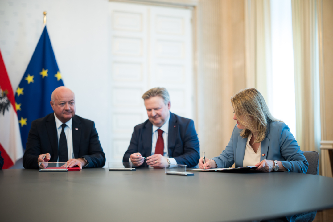 B_Emmerling's tweet image. Bewerbung für eine europäische AI-Gigafactory - Durch die intelligente Einbindung ins städtische Energiesystem und die Nutzung der Abwärme für die Versorgung Tausender Haushalte zeigt Wien, wie Digitalisierung und Dekarbonisierung Hand in Hand gehen.