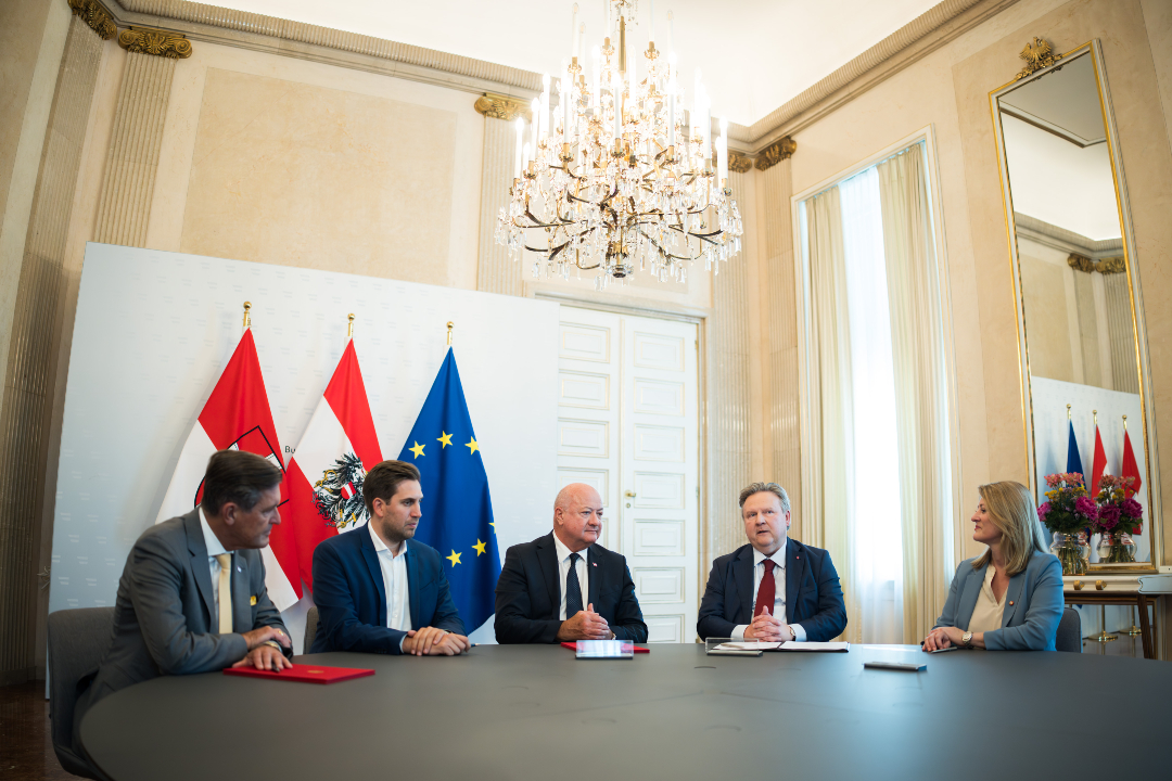 B_Emmerling's tweet image. Bewerbung für eine europäische AI-Gigafactory - Durch die intelligente Einbindung ins städtische Energiesystem und die Nutzung der Abwärme für die Versorgung Tausender Haushalte zeigt Wien, wie Digitalisierung und Dekarbonisierung Hand in Hand gehen.