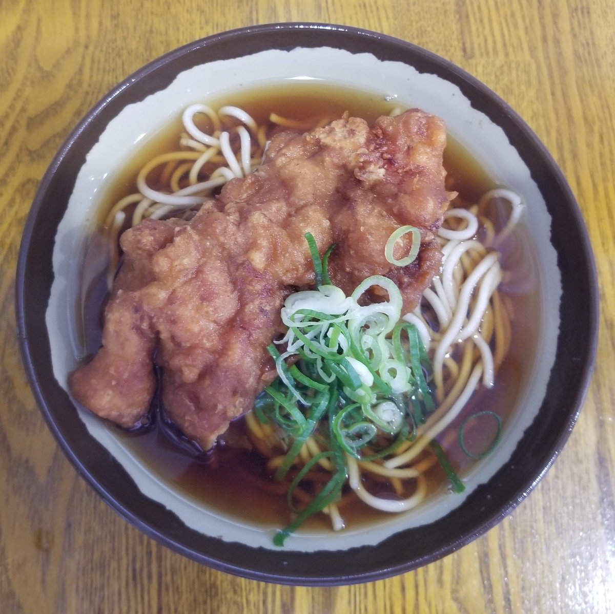 久しぶりに我孫子駅ホームにある弥生軒へ。
有名な唐揚げ蕎麦にしました。
値上げしても490円。
都内の駅蕎麦屋さんに比べたらまだまだ安いですね。
美味しかったです。