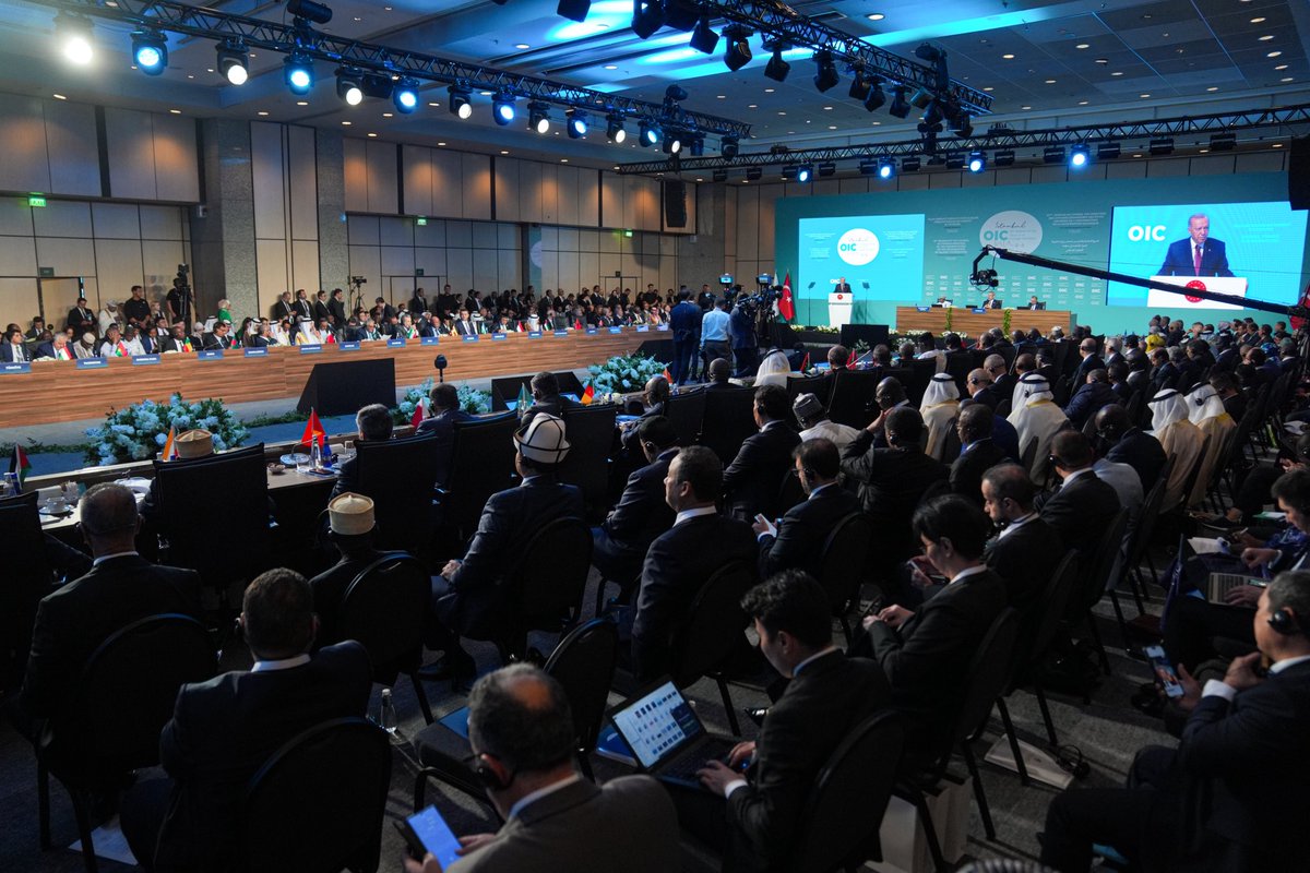 rterdogan_ar's tweet image. نأمل أن يعود اجتماع الدورة الـ 51 لمجلس وزراء خارجية الدول الأعضاء في منظمة التعاون الإسلامي بالخير والفائدة على العالم الإسلامي والبشرية جمعاء.
ونسأل الله سبحانه وتعالى أن تمتد نتائج هذا الاجتماع المنعقد في ظرف حسّاس، إلى مختلف أنحاء العالم وليس إلى بلدنا فحسب.