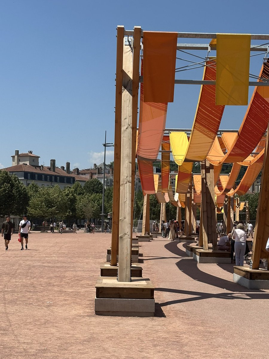 🌡️ Samedi, 13h30, 33°C à l’ombre.
📍 Place Bellecour.
☀️ L’installation à 1,6M€ censée offrir de la fraîcheur est désertée.

Échec total donc et de l’argent public gaspillé, comme cela était prévisible et annoncé.