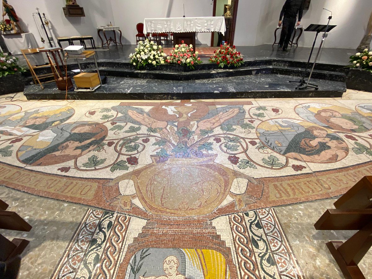 PatronaSanabria's tweet photo. ⛪️ Por la tarde visitamos la Parroquia de San Pedro de Rectivía en su 50 aniversario.
🎨 Pudimos admirar sus impresionantes mosaicos compuestos por teselas en un trabajo de años y concluir la jornada con una oración a María.
#EncuentroDiocesano, #FinalCurso #Astorga #Sanabria https://t.co/6MbLxM4kwZ