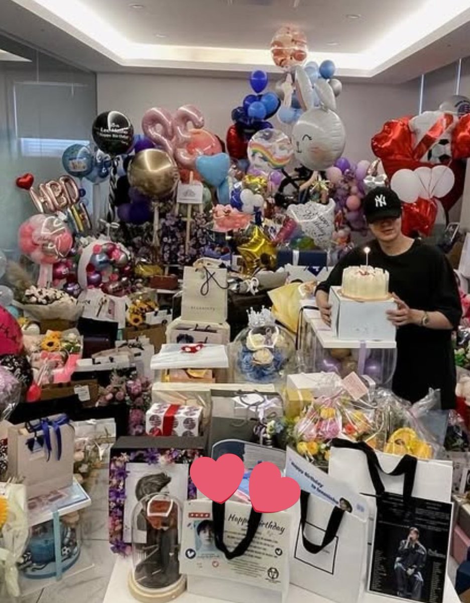 Happy birthday <a href="/ActorLeeMinHo/">Lee Min Ho</a>!!
Our birthday present for you right at the front. 🥹🥹🎁🤩