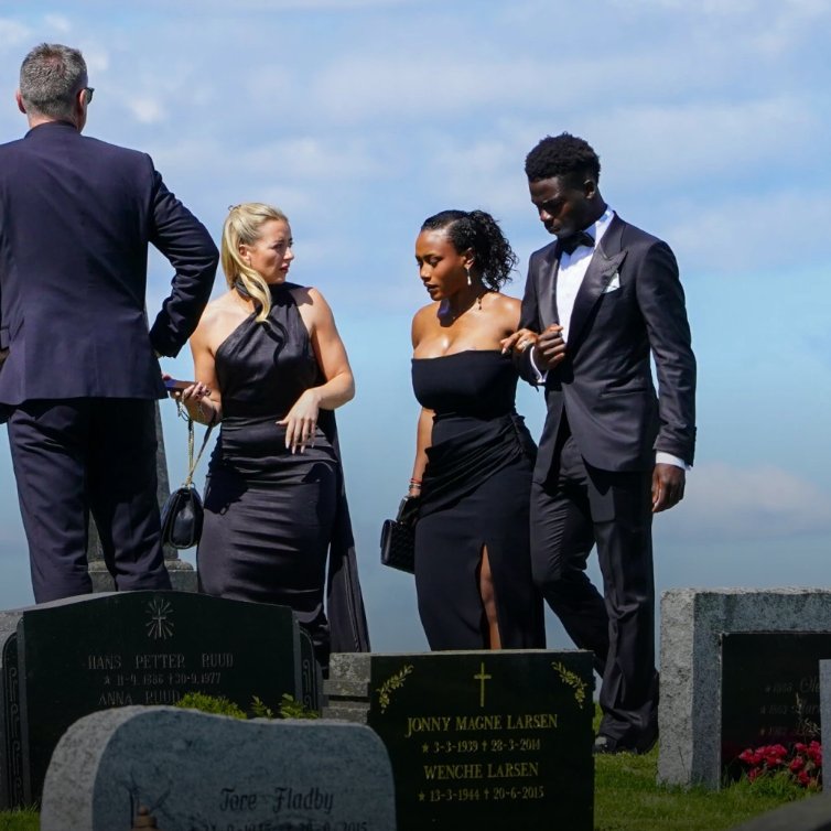 OnlyOdegaard's tweet image. Bukayo Saka &amp;amp; Tolami arrives to Martin &amp;amp; Helene&apos;s wedding #odegaard #arsenal