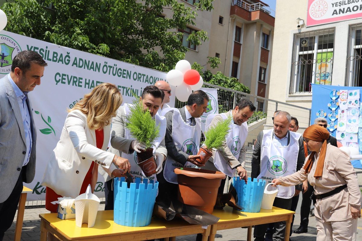Çevre haftası etkinlikleri kapsamında çevre bilincinin geliştirilmesine yönelik #Bağcılar Yeşilbağ Adnan Ötügen Ortaokulu tarafından düzenlenen ilçe programına Bağcılar Kaymakamı Sn. Abdullah Uçgun ve İlçe Milli Eğitim Müdürü Sn. Mehmet Sansar ile katıldık.
Tüm katılımcılara,
