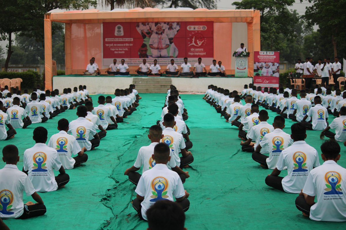 Surya Foundation (@suryafnd) on Twitter photo पीएम श्री सूर्या एकलव्य सैनिक स्कूल में उल्लासपूर्वक मनाया गया "विश्व योग दिवस"
21 जून 2025 को पीएम श्री सूर्या एकलव्य सैनिक स्कूल में "विश्व योग दिवस" अत्यंत उत्साह और ऊर्जा के साथ मनाया गया । यह आयोजन मोरारजी देसाई नेशनल इंस्टीट्यूट ऑफ योग एवं सूर्या फाउंडेशन के निर्देशन में पीएम श्री सूर्या एकलव्य सैनिक स्कूल में उल्लासपूर्वक मनाया गया "विश्व योग दिवस"
21 जून 2025 को पीएम श्री सूर्या एकलव्य सैनिक स्कूल में "विश्व योग दिवस" अत्यंत उत्साह और ऊर्जा के साथ मनाया गया । यह आयोजन मोरारजी देसाई नेशनल इंस्टीट्यूट ऑफ योग एवं सूर्या फाउंडेशन के निर्देशन में