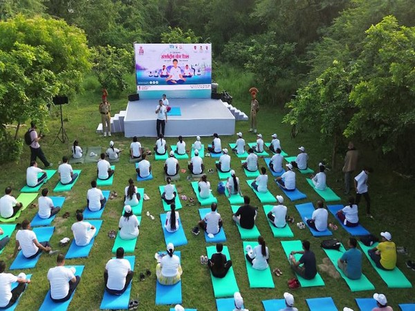 ani_digital's tweet photo. NMCG organises 'Ghat Par Yoga' to mark International Yoga Day at Yamuna bank
Read @ANI Story | https://t.co/d0tn7FpMpv
#InternationalYogaDay #NMCG #YamunaGhat https://t.co/PKUDdOXsmh