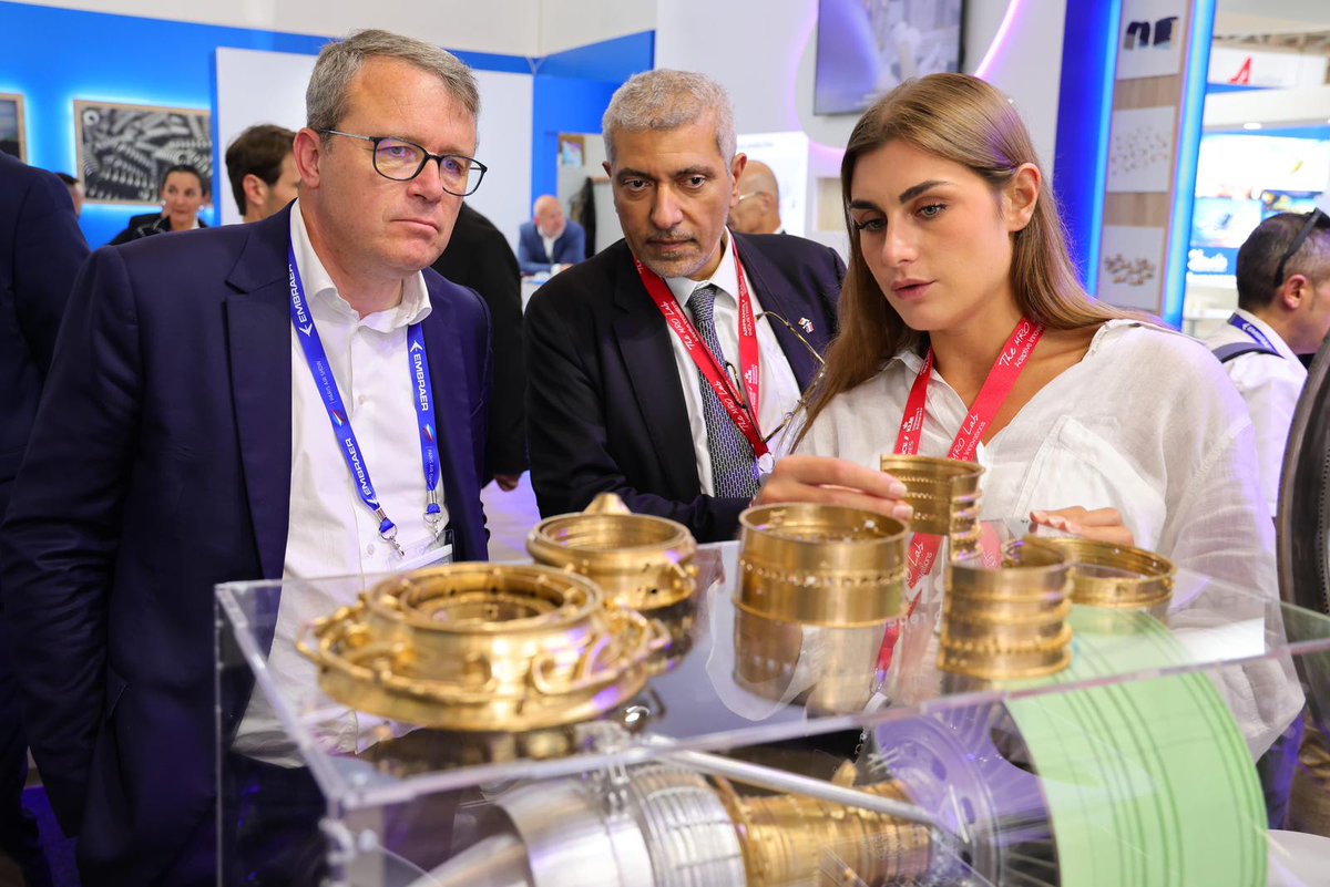 AurlienGomez1's tweet photo. Merci aux nombreux élus rencontrés au @parisairshow pour aborder les défis de l'aérien en France : transition environnementale, concurrence déloyale et fiscalité, emploi, industrie.
Rv au #Bourget2025 tout le we pour découvrir les opportunités d'emploi d'#AirFrance et #Transavia! https://t.co/e2lW38nuS0