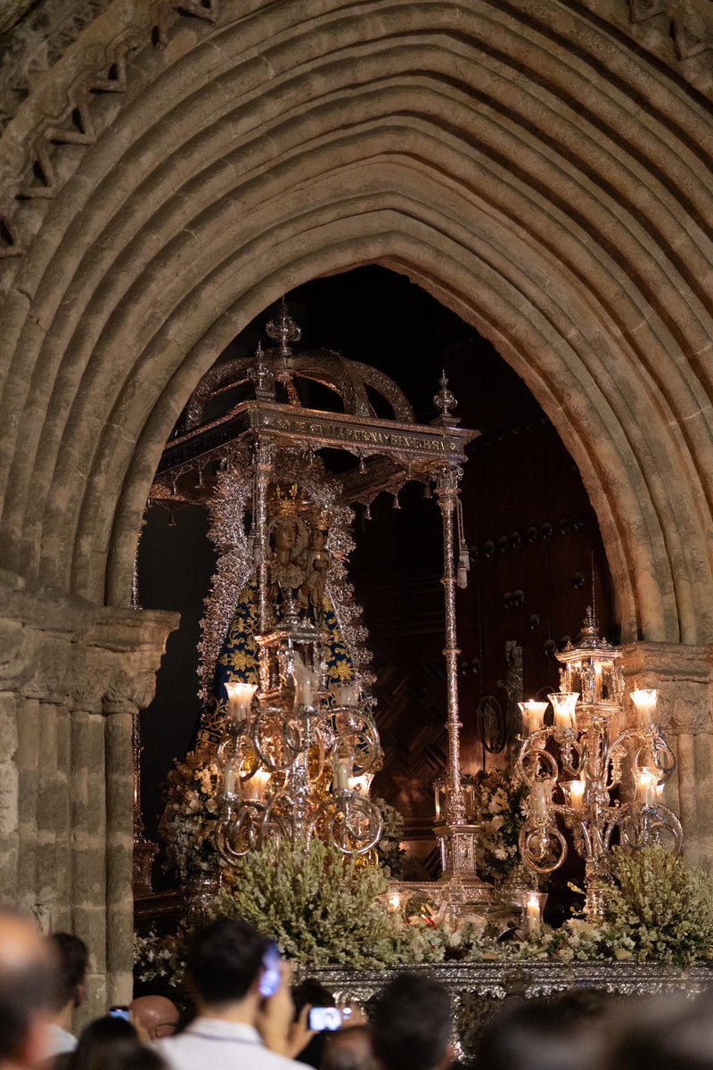 Vaya desde aquí mi reconocimiento a la querida <a href="/HdadHiniesta/">Hermandad de La Hiniesta</a>, por el esmero y cuidado de su cuerpo de hermanos, acólitos y bandas, en estas dos jornadas donde el calor ha sido el protagonista, siempre tras la Gloria de su bendito nombre. Viva la Virgen de la Hiniesta Gloriosa!