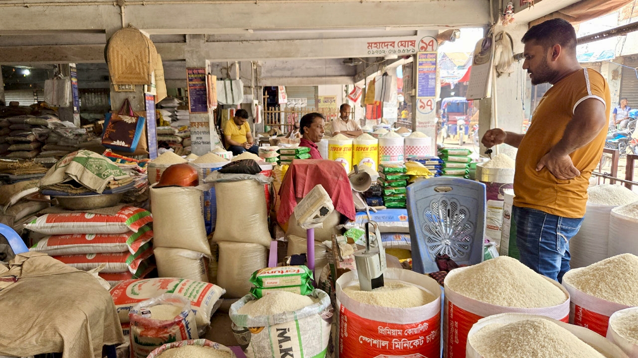 নওগাঁয় কেজিতে ৬ টাকা পর্যন্ত বেড়েছে চালের দাম, মজুতবিরোধী অভিযানের দাবি