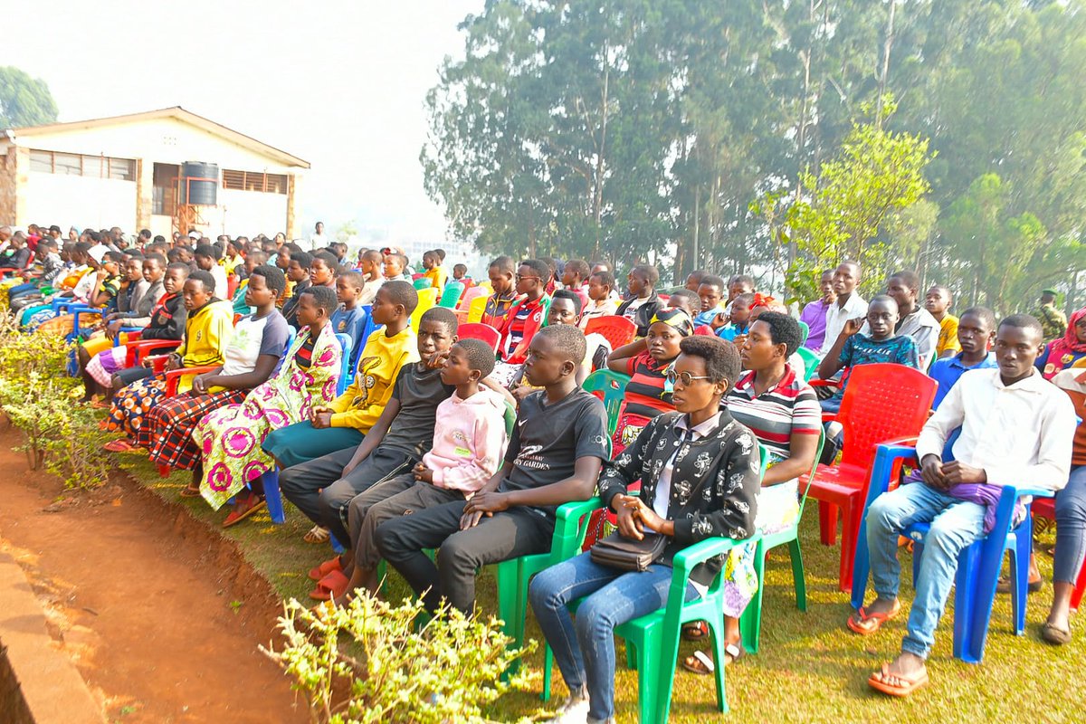 4. Le chef de l'Etat encourage les jeunes à éviter la paresse et la dépendance car, indique-t-il, on ne peut pas vivre sans le déploiement des efforts. Il leur conseille d'éviter tout truc de fraude pour ne pas trahir le pays, expliquant que le pays vit grâce aux taxes et impôts.