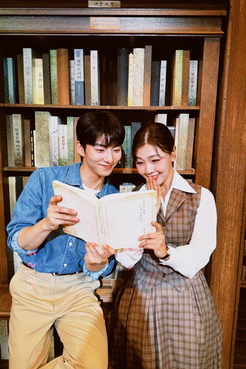 [뮤지컬 #소란스러운나의서림에서]

막공 사진 공개📕

"함께한 시간으로 충분했던
소란스러운 나의 서림에서"

막공 기념 사진을 공개합니다.
✨ #이지수 #윤은오

-
뮤지컬 &lt;소란스러운 나의 서림에서&gt;
𝟐𝟎𝟐𝟓.𝟎𝟒.𝟎𝟖 - 𝟎𝟔.𝟐𝟏 
et theatre 1