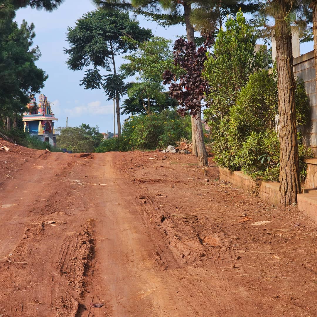 ✨ Land with a View!  
📍 Lake View Estate – Bwebajja, near Akright City  
📐 20 Decimals – UGX 240M  
📐 18 Decimals – UGX 210M  
📝 Private Mailo Land Titles  
🚗 Only 500m from Entebbe Rd!

Call/WhatsApp 0754147747 or 0765237329 

Makerere Susan