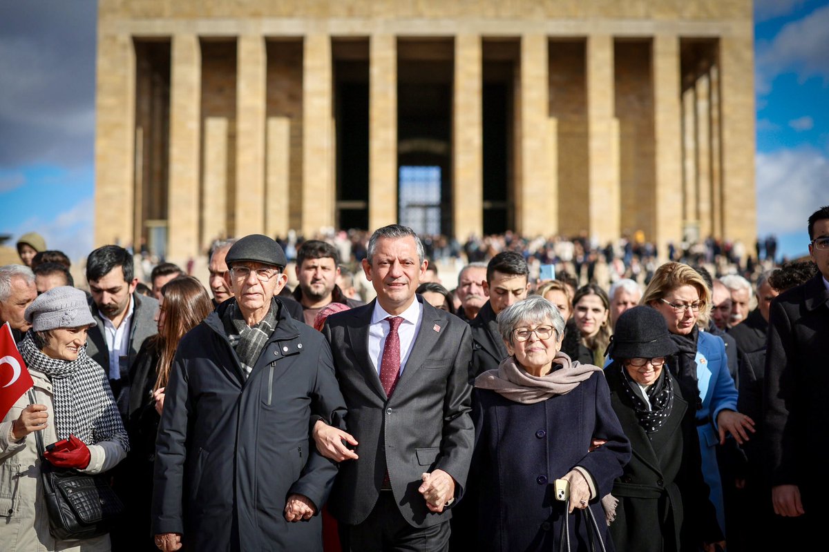 <a href="/eczozgurozel/">Özgür Özel</a> Özgür Özel, anne ve babasıyla birlikte Anıtkabir'i  ziyaret etti 👏♥️🌿🇹🇷