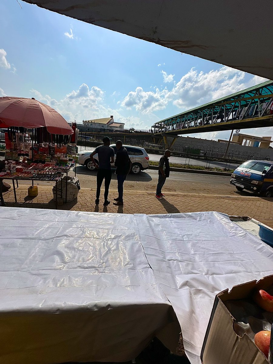 tables ready wacha tupange matunda  sasa👌🏽