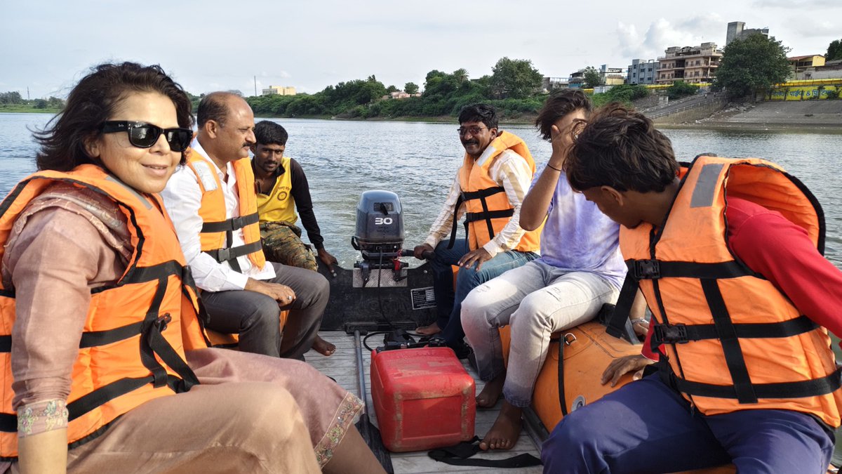 Info_Solapur's tweet photo. मा. अपर जिल्हाधिकारी तथा Incident Commander आषाढी वारी 2025 यांनी सोलापूर जिल्हयाच्या शोध व बचाव कार्यासाठीच्या बोटी व स्वयसेवक यचेसाह mockdrill आणि बोटीच्या कार्य��्षमतेची तपासणी वेळी पाहणी केली. https://t.co/EfnMY9Y8SI