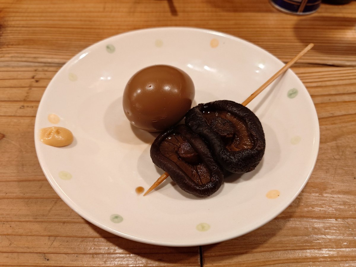 休日出勤終わって🍜チャージ
びぃびぃ麺楽さんへ
濃醤油ラーメン
ぶたと端ぶた増し味玉TP
前回オススメされたおでんの玉子と椎茸
残念ながらコンニャクは売り切れ😅
う〜ん
いつも通り玉子がタブってしまった
仕事終わりの体に沁みる🥰
ご馳走様でした