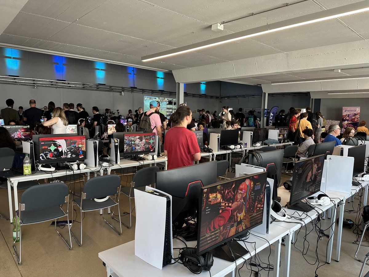 Arrived at the venue, there was my favorite KOF XI~ the atmosphere was great! Come on👽