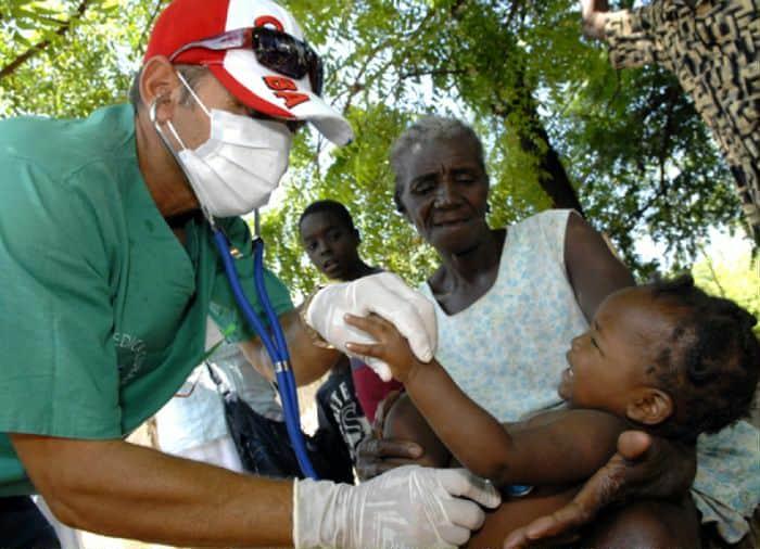 Abrazos de solidaridad y amor, médicos cubanos, ternura y salud.Un grupo de 64 países destacó el papel fundamental de la cooperación médica internacional en la realización del derecho humano a la salud,y su contribución para salvar la vida de millones de personas en el mundo ❤🇨🇺