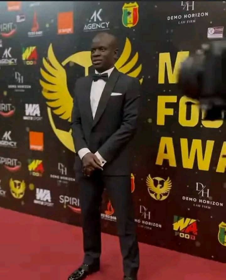 🌟🇲🇱 N'Golo Kanté, Champion du Monde, Fait Sensation à Bamako ! Un Hommage Émouvant à Ses Racines ! ⚽
Bamako a vibré ce vendredi 20 juin ! Le légendaire N'Golo Kanté, champion du monde 2018, a illuminé les #Mali_Football_Awards de sa présence. L'engouement était palpable au
