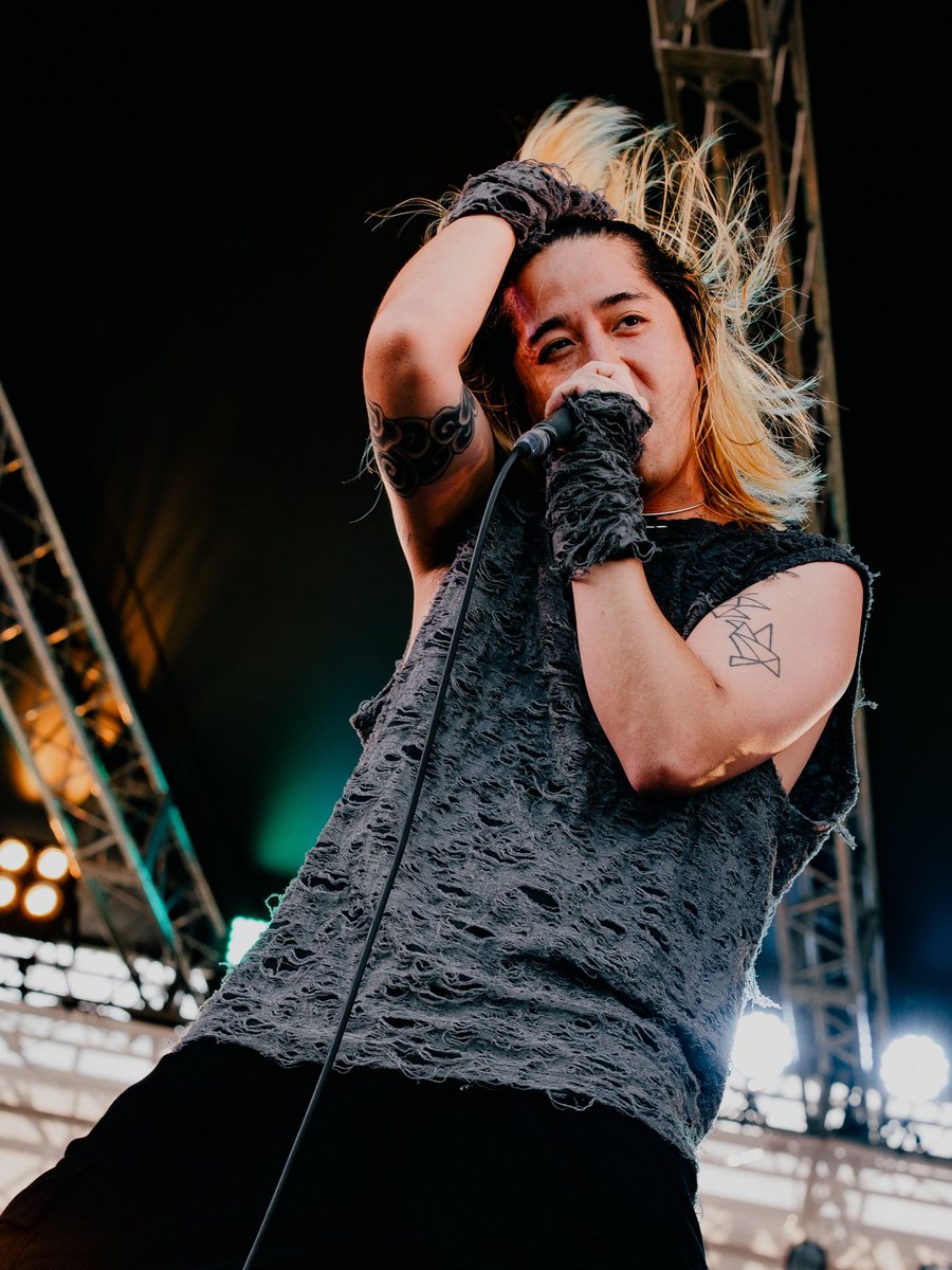 本番の <a href="/SSTPofficial/">Survive Said The Prophet</a>で<a href="/knosis_official/">Knosis | ノーシス</a> が歌いにきてくれました！めっちゃひっさしぶりに<a href="/ryokinoshita___/">RYO Knosis</a> と向き合って叫び合いました！！まじ最高な一日に感謝してます！<a href="/04LS_nagoya/">04 Limited Sazabys</a> <a href="/04GENLS/">GEN</a>  俺らを誘ってくれてありがとう！！！

📷: <a href="/kawado_photo/">かわどう(Tabata Daiki)</a>