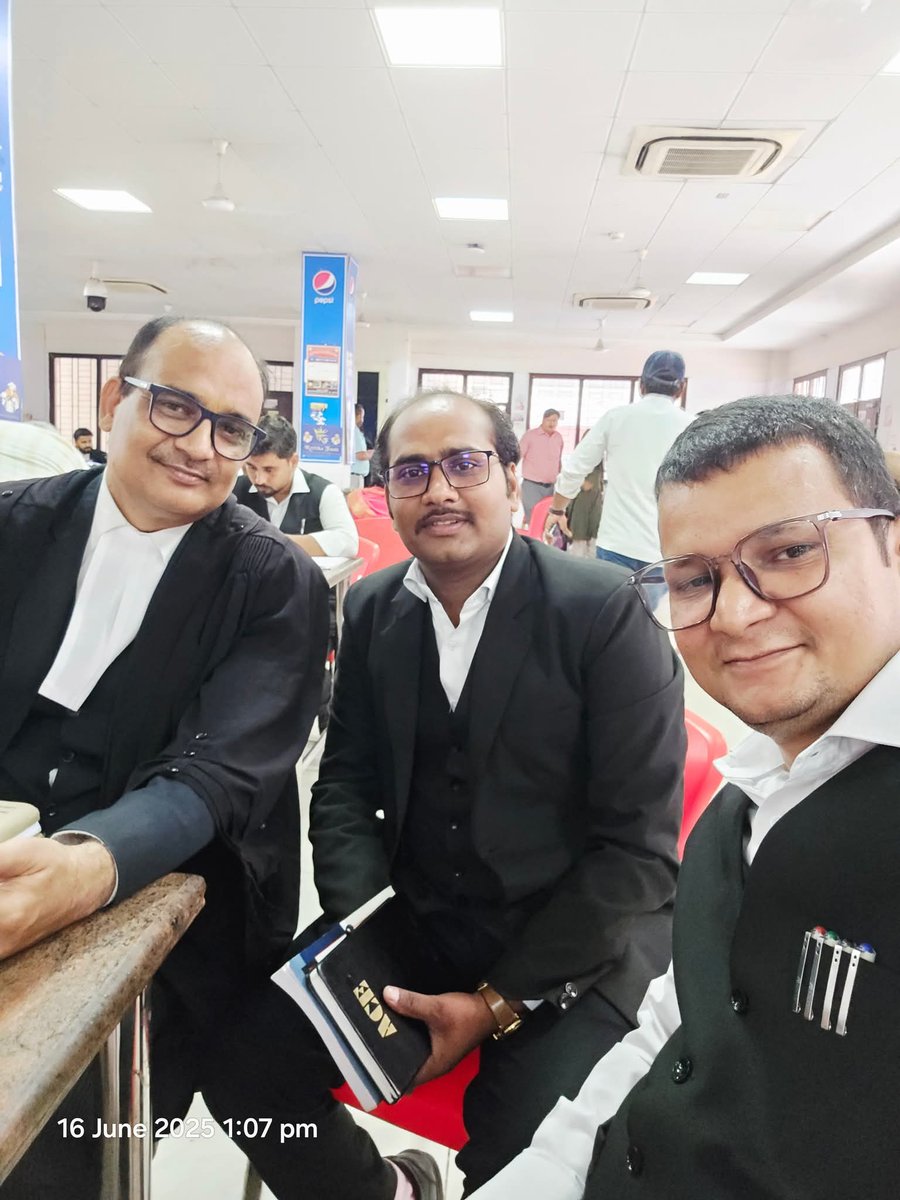 a_documentation's tweet photo. अब एक और नए प्रोफेशन में....
आओ हम सब मिलकर संविधान एवं कानून को और मजबूत बनाएं......
भारत का संविधान जिंदाबाद.... https://t.co/kcOGIuEg1v