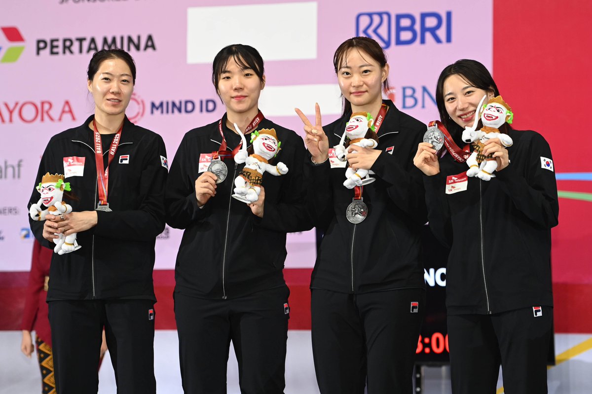 FIE_fencing's tweet photo. Women’s Team Sabre Medalists at the 2025 Asian Fencing Championships in Bali! 🇮🇩🥳
🥇 Team Japan 🇯🇵 @FJE_fencing 
Misaki Emura
Yuina Kaneko 
Seri Ozaki 
Yui Sano 

🥈 Team Korea 🇰🇷  Committee-KSOC
Sebin Choi
Hayoung Jeon 
Jeongmi Kim
Jiyeon Seo 

🥉 Team Uzbekistan 🇺🇿  
Zaynab Dayibekova   
Luisa Fernanda Herrera Lara 
Gulistan Perdibaeva
Samira Shokirova 

#fencing #escrime #esgrima #FIE #AsianChampionships #Bali2025 #Indonesia #zonalchampionships #sabre 
📸 Eva Pavia Gomes | #BizziTeam