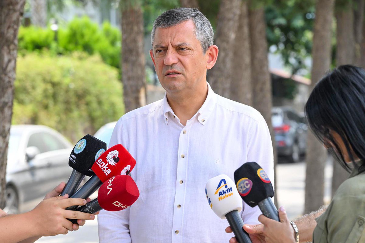 herkesicinCHP's tweet photo. Genel Başkanımız Özgür Özel, merhum Manisa Büyükşehir Belediye Başkanımız Ferdi Zeyrek'in kızı Nehir Zeyrek'i, Manisa’da Yükseköğretim Kurumları Sınavı'nın ilk oturumu olan Temel Yeterlilik Testi'ne gireceği okula götürdü ve sınav sonuna kadar bekledi. Sınavın ardından gazetecilerin sorularını yanıtladı.