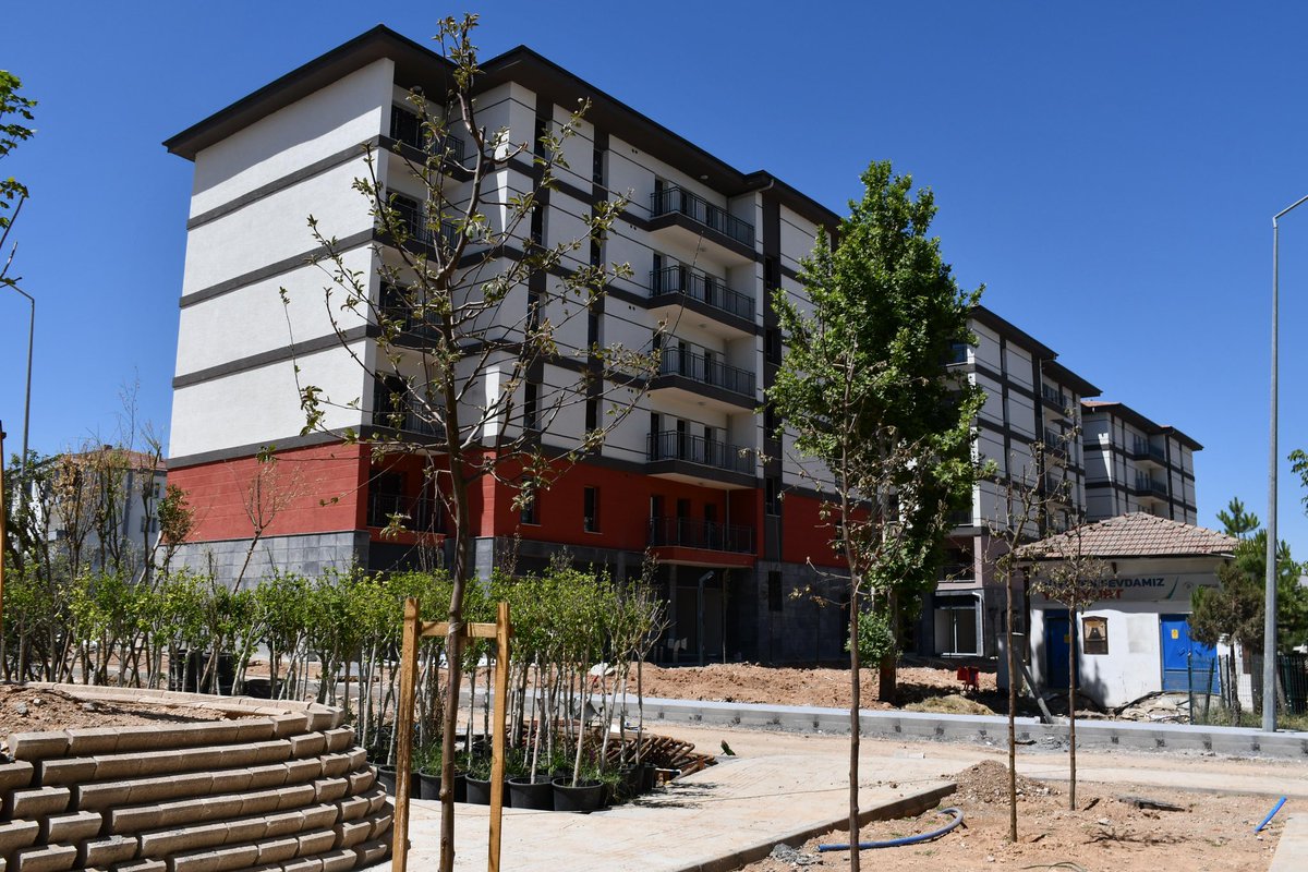 📍 Bentbaşı Mahallesi

TOKİ tarafından rezerv alan kapsamında yapımı tamamlanan konutları yerinde inceledik. 🏘️

Vatandaşlarımızın yeni yuvalarına en kısa sürede kavuşması için gece gündüz çalışan tüm emekçilere teşekkür ediyorum. 

Devletimiz, her zaman olduğu gibi bugün de