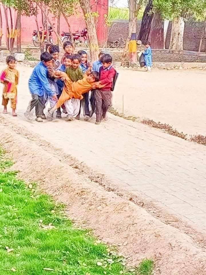 مونکي بابا ائين ڳولي ڪري ٽنگو ٽالي ڪري اسڪول پھچايو ھو پر اھو ڪم صرف پھرين ڏينھن ٿيو ھو 😁